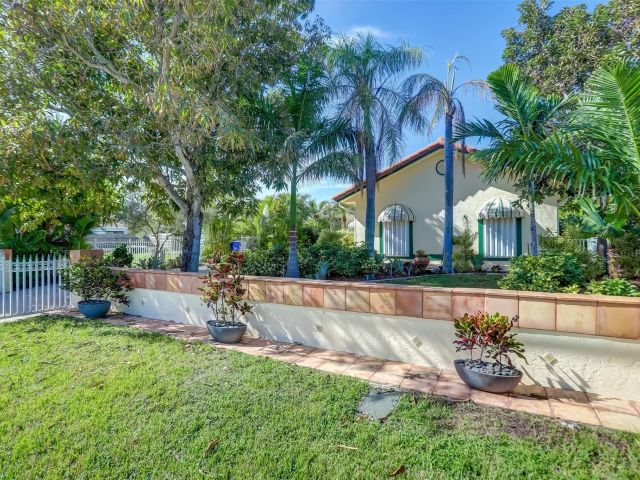 Продажа дома по адресу 305 S Riverside Dr - фото 5543423