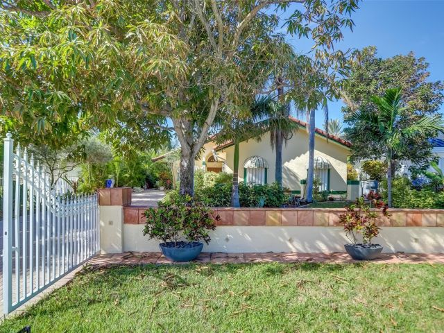 Продажа дома по адресу 305 S Riverside Dr - фото 5543424