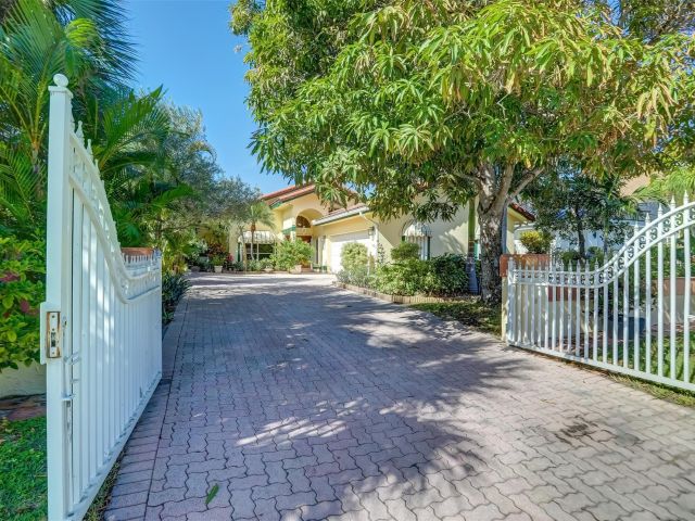 Продажа дома по адресу 305 S Riverside Dr - фото 5543425