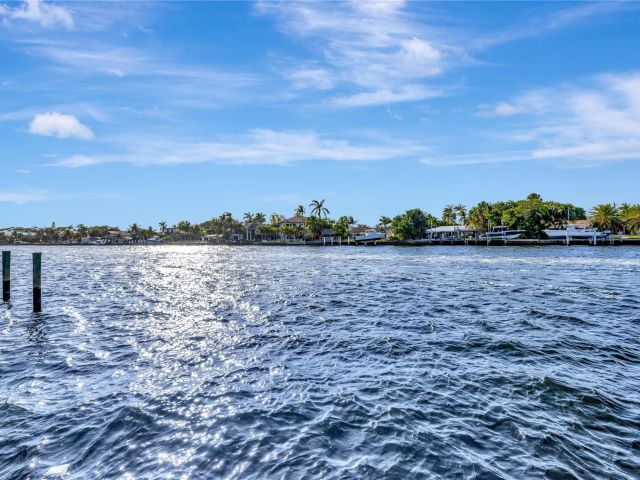 Продажа дома по адресу 305 S Riverside Dr - фото 5543426