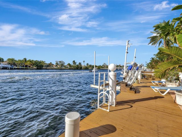 Продажа дома по адресу 305 S Riverside Dr - фото 5543427