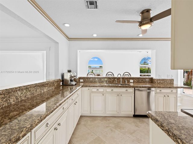 Продажа дома по адресу 6301 NE 20 Ter - фото 5569676