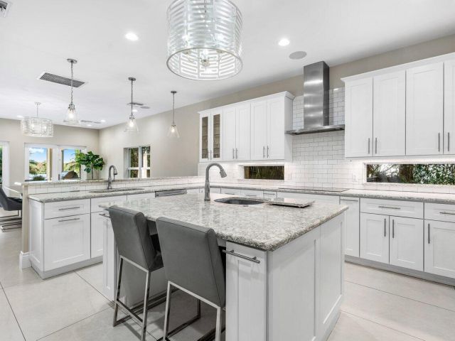 Продажа дома по адресу 1400 Lake Drive - фото 6741166