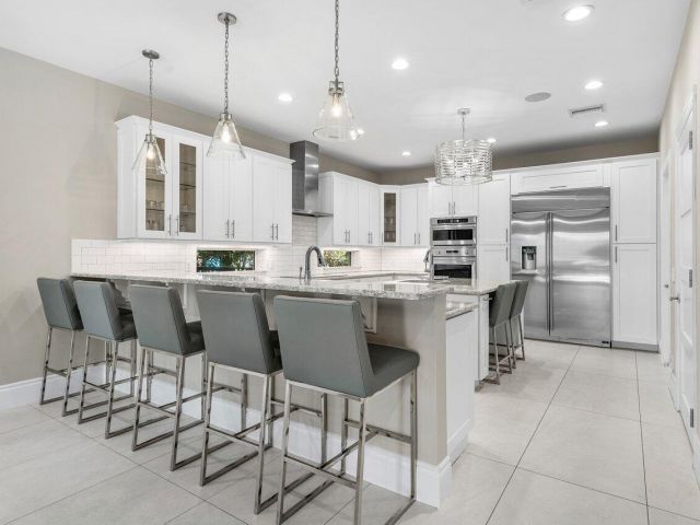 Продажа дома по адресу 1400 Lake Drive - фото 6741168