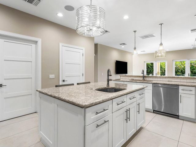 Продажа дома по адресу 1400 Lake Drive - фото 6741169