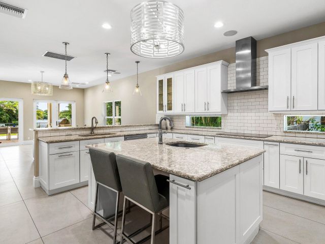 Продажа дома по адресу 1400 Lake Drive - фото 6741170