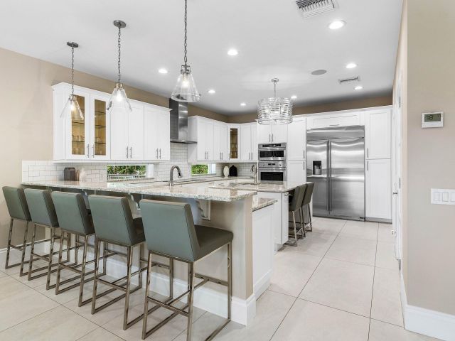 Продажа дома по адресу 1400 Lake Drive - фото 6741171