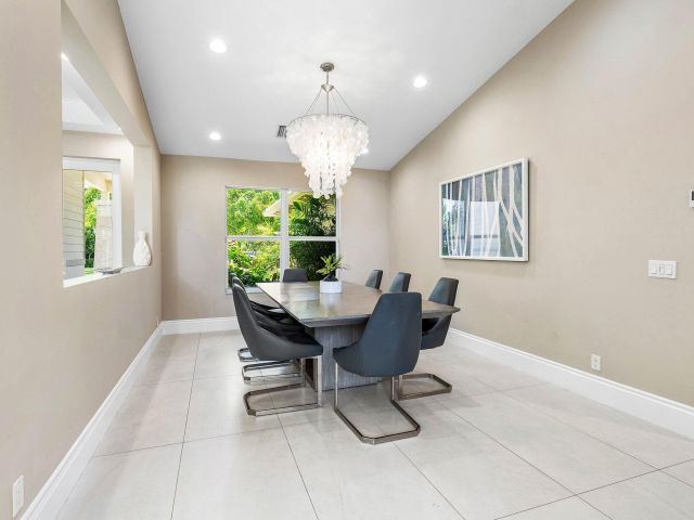 Продажа дома по адресу 1400 Lake Drive - фото 6741173