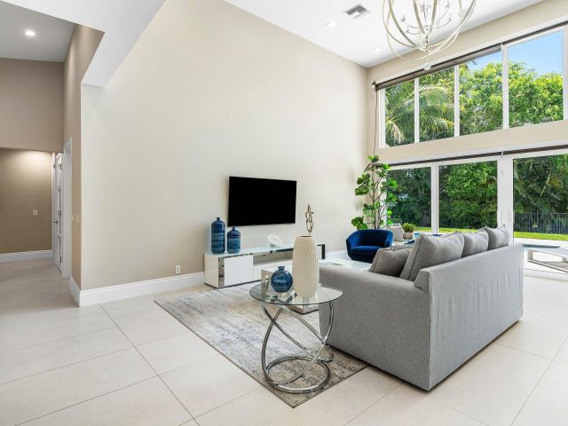 Продажа дома по адресу 1400 Lake Drive - фото 6741175