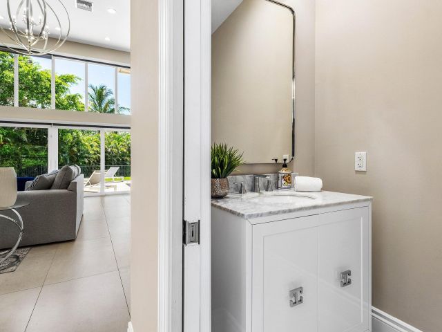 Продажа дома по адресу 1400 Lake Drive - фото 6741178