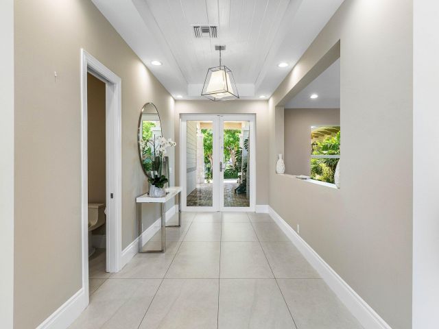 Продажа дома по адресу 1400 Lake Drive - фото 6741179