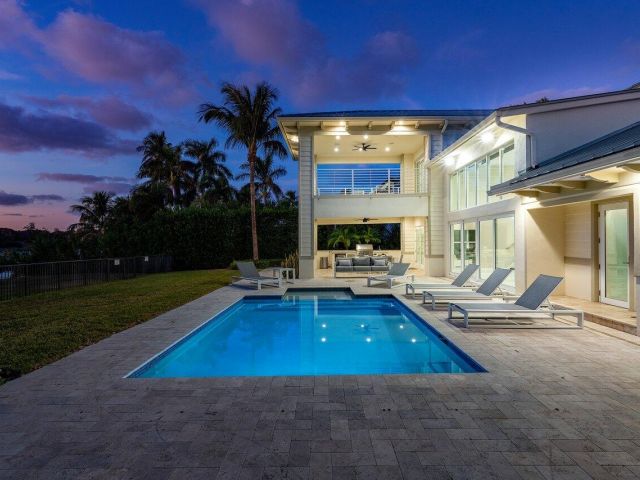 Продажа дома по адресу 1400 Lake Drive - фото 6741185