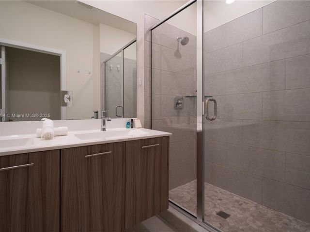 Продажа дома по адресу 4552 NW 83rd Path - фото 5830964