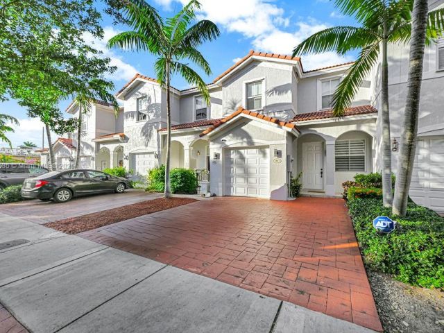 Продажа дома по адресу 1007 NE 208th St 1007 - фото 5796287