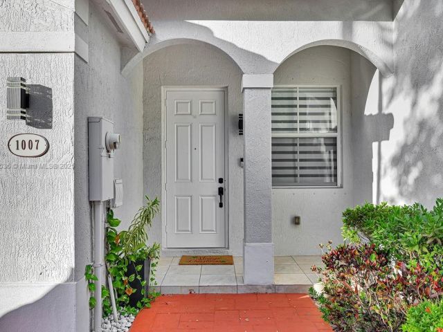 Продажа дома по адресу 1007 NE 208th St 1007 - фото 5796291