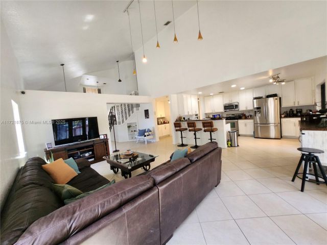 Продажа дома по адресу 5323 NW 109th Ct - фото 5815356