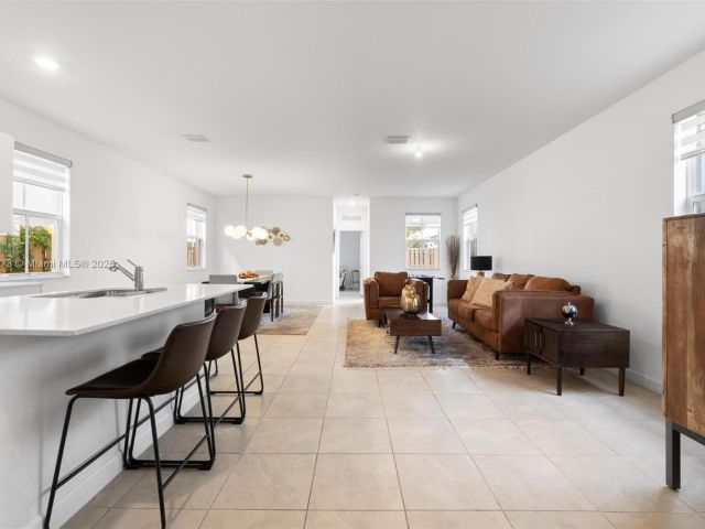 Продажа дома по адресу 2357 NW 130th St - фото 5844660