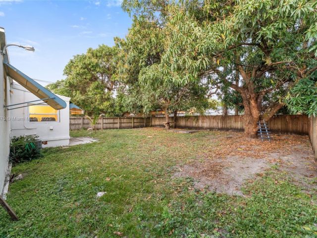 Продажа дома по адресу 4101 NW 11th Ct - фото 6054600