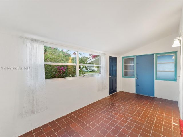 Продажа дома по адресу 4101 NW 11th Ct - фото 6054602