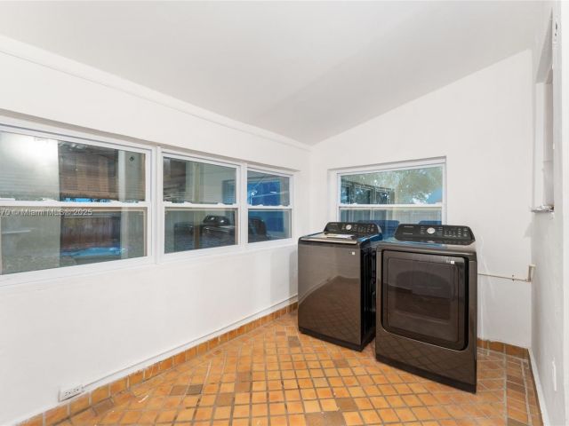 Продажа дома по адресу 4101 NW 11th Ct - фото 6054605