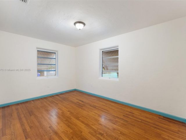 Продажа дома по адресу 4101 NW 11th Ct - фото 6054606