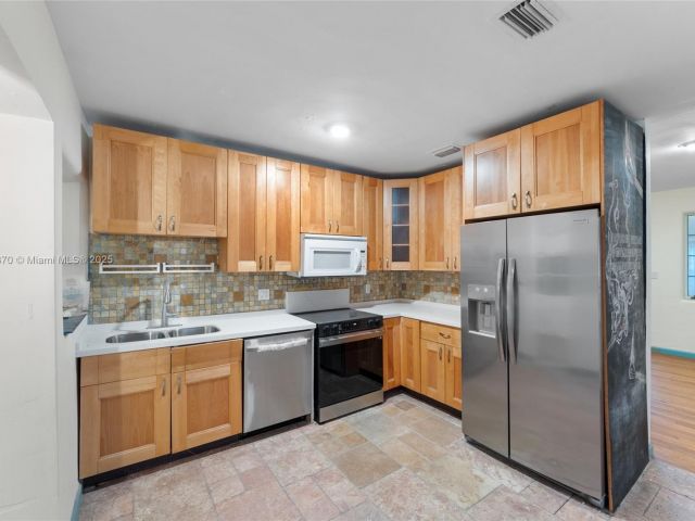 Продажа дома по адресу 4101 NW 11th Ct - фото 6054613