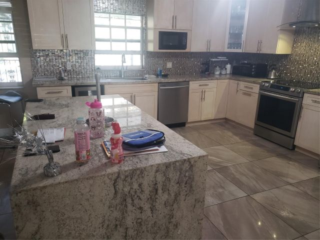 Продажа дома по адресу 19421 NW 18th Ct - фото 5746478