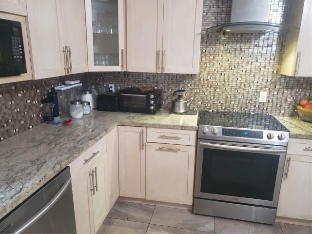 Продажа дома по адресу 19421 NW 18th Ct - фото 5746481