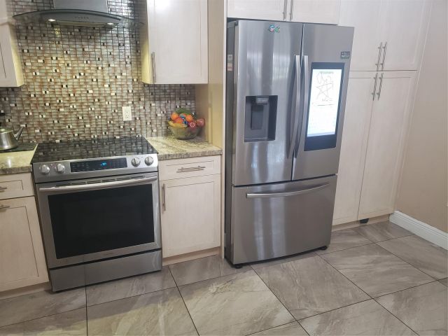 Продажа дома по адресу 19421 NW 18th Ct - фото 5746483