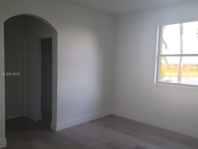 Продажа дома по адресу 571 SE 37th Pl - фото 5991753