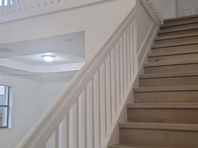 Продажа дома по адресу 571 SE 37th Pl - фото 5991756