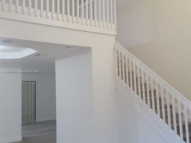 Продажа дома по адресу 571 SE 37th Pl - фото 5991758