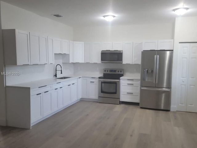 Продажа дома по адресу 571 SE 37th Pl - фото 5991760