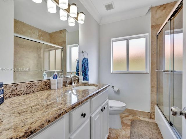 Продажа дома по адресу 3541 SW 23rd Ter - фото 5763506