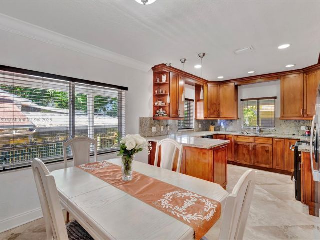 Продажа дома по адресу 3541 SW 23rd Ter - фото 5763512