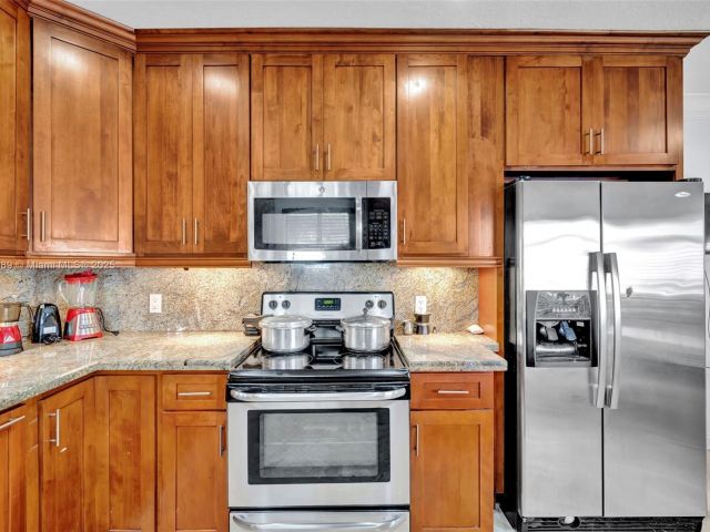 Продажа дома по адресу 3541 SW 23rd Ter - фото 5763514