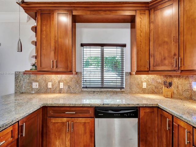 Продажа дома по адресу 3541 SW 23rd Ter - фото 5763515