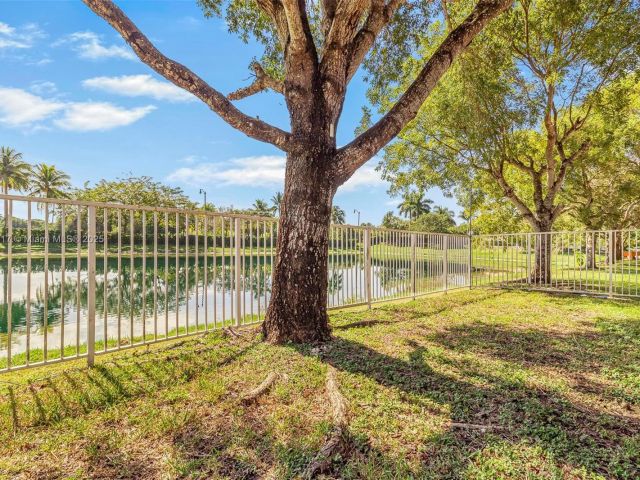 Продажа дома по адресу 3736 NE 9 CT - фото 5695231