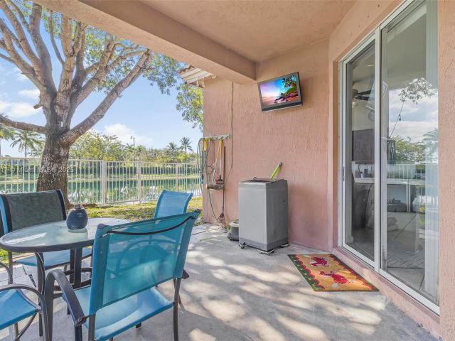 Продажа дома по адресу 3736 NE 9 CT - фото 5695233