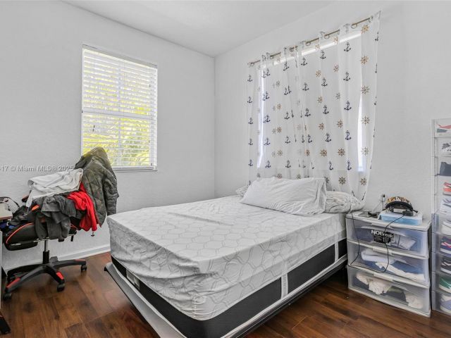 Продажа дома по адресу 3736 NE 9 CT - фото 5695235