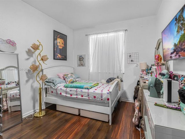 Продажа дома по адресу 3736 NE 9 CT - фото 5695236