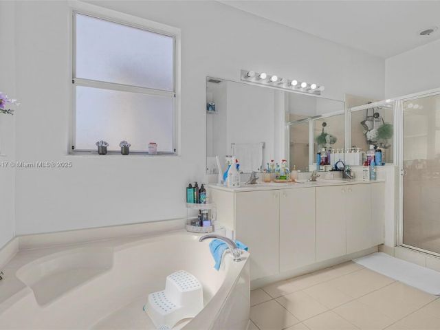 Продажа дома по адресу 3736 NE 9 CT - фото 5695237