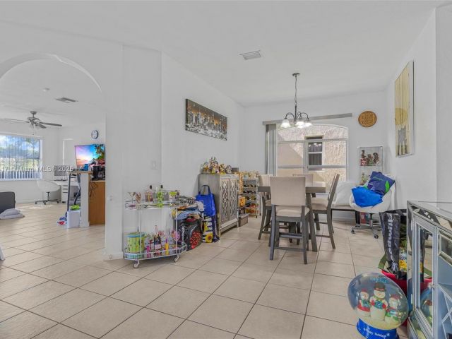 Продажа дома по адресу 3736 NE 9 CT - фото 5695245