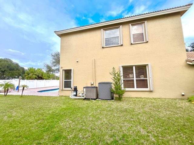 Продажа дома по адресу 5012 Victoria Circle - фото 5751236