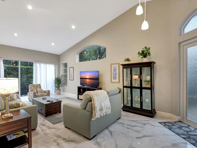 Дом в аренду по адресу 8180 Sandpiper Way - фото 5749425