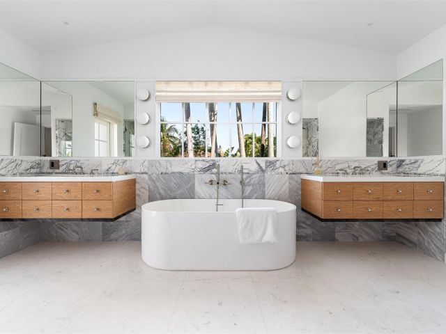 Продажа дома по адресу 3061 NE 42nd St - фото 5761456