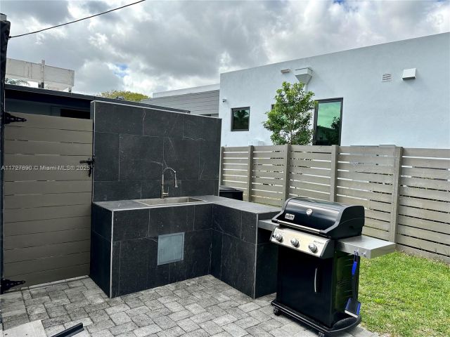 Продажа дома по адресу 513 NW 30th St - фото 5601274