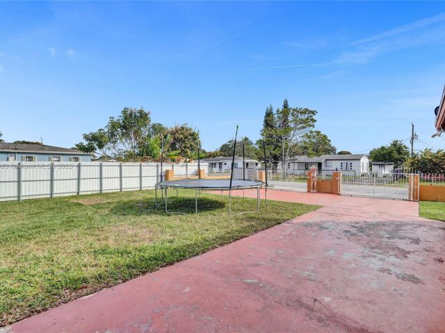 Продажа дома по адресу 16001 NW 28th Pl - фото 5576471