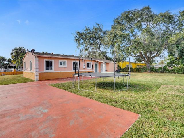 Продажа дома по адресу 16001 NW 28th Pl - фото 5576477