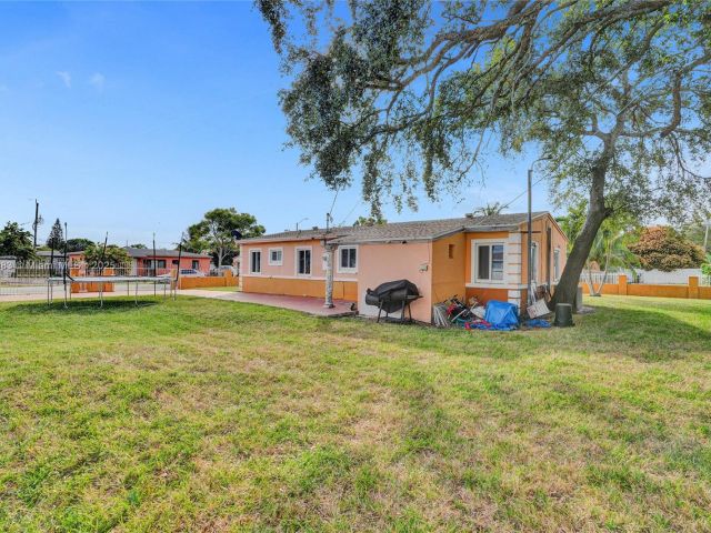 Продажа дома по адресу 16001 NW 28th Pl - фото 5576484